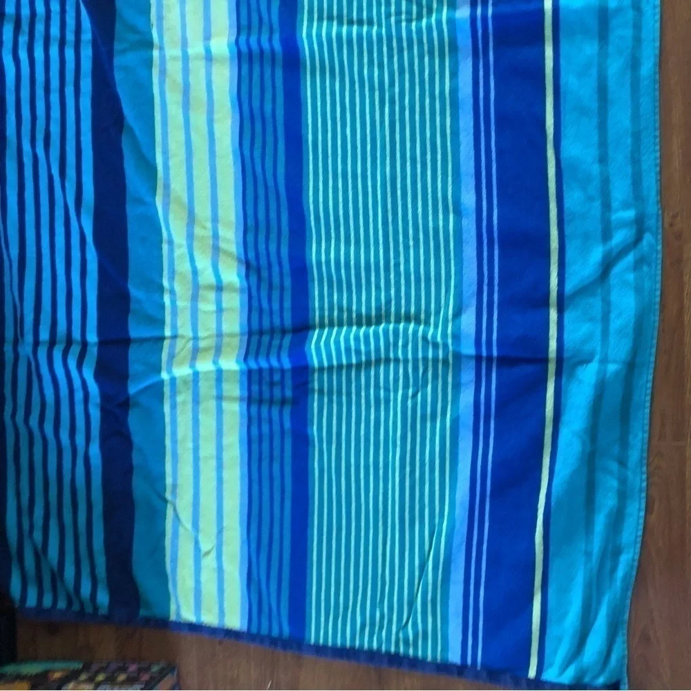 Better Home & Gardens 100% cotton blue striped beach towel